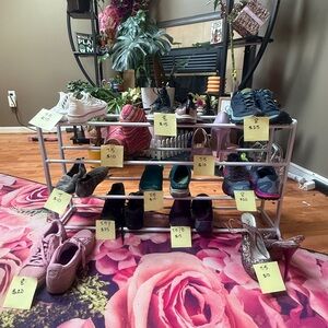 Multiple styles of women's shoes (sizes
7-8) Prices vary